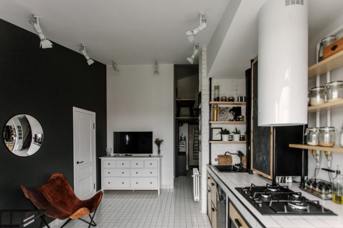 sufit w kolorze białym w kuchni z niskim sufitem