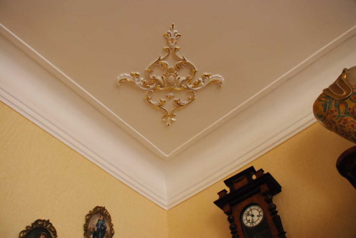 stuk dekoration i hjørnet af loftet