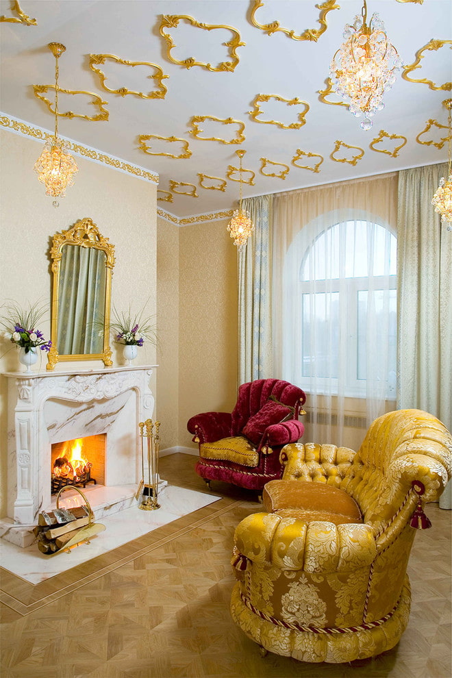 decorazione in stucco dorato sul soffitto