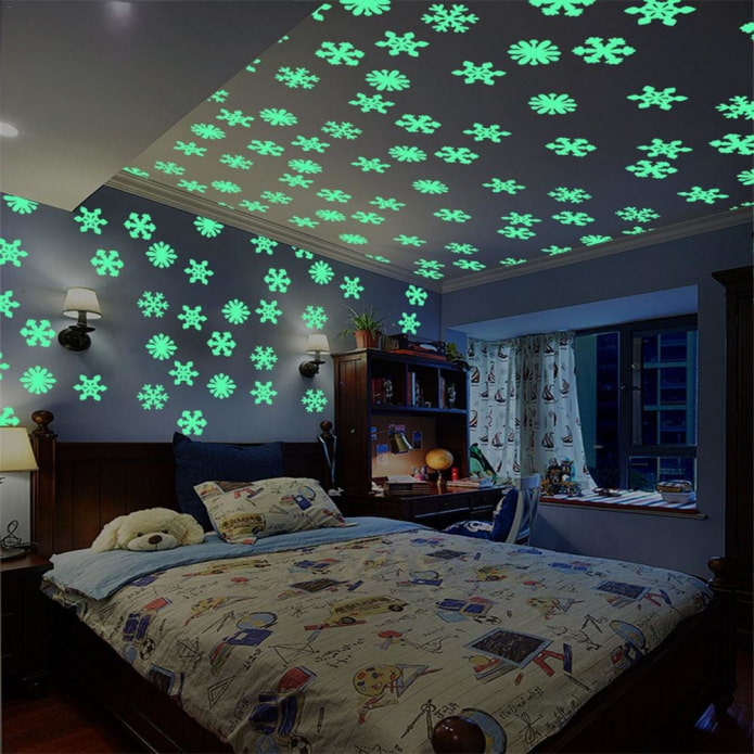světelné fosforové samolepky na strop