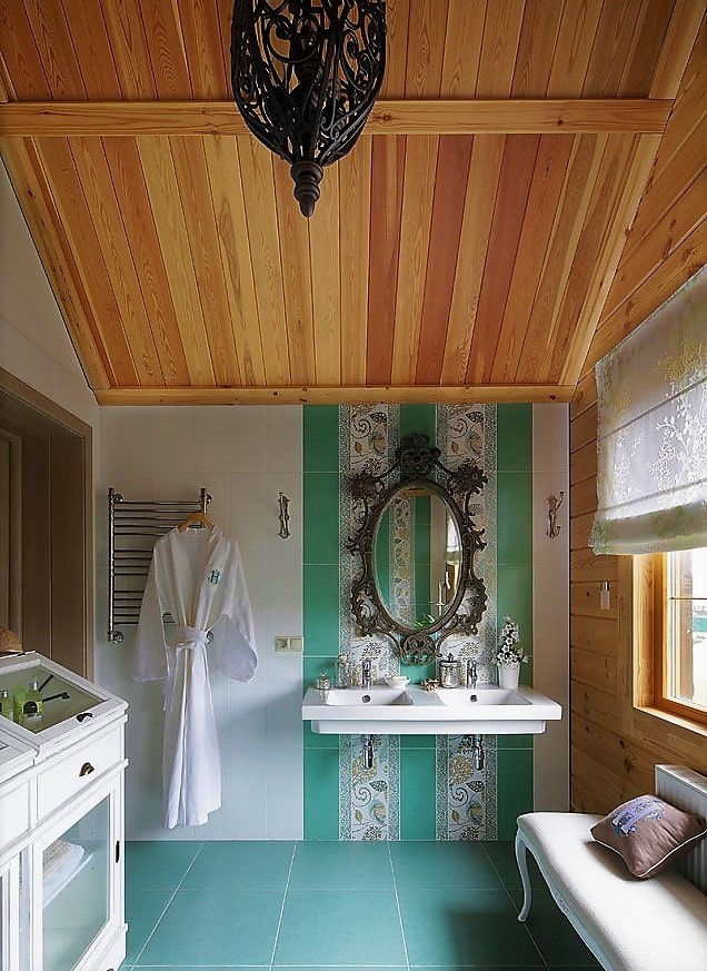 vonios kambarys su medinėmis lubomis