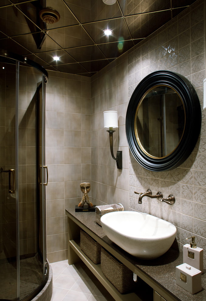 design de teto de espelho no banheiro