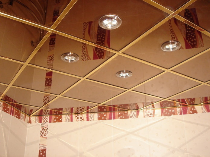 superficie del soffitto a specchio colorato
