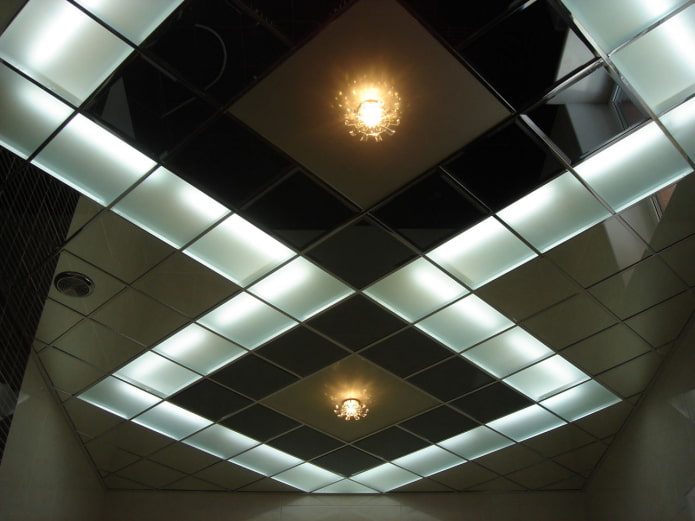osvetlená zrkadlová stropná konštrukcia