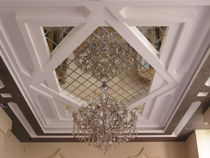 spiegelplafondconstructie met kroonluchter