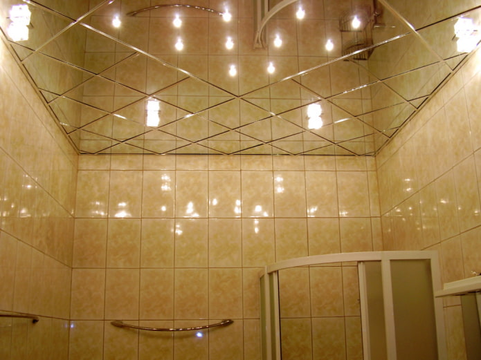 zrcadlová stropní konstrukce s bodovým osvětlením