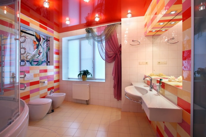 veidrodis tempiamas audinys vonios kambaryje