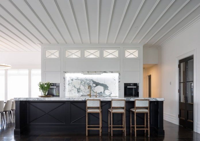 панелен таван във вътрешността на кухнята
