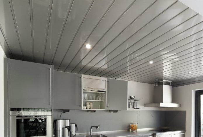 aluminium panelen aan het plafond in de keuken
