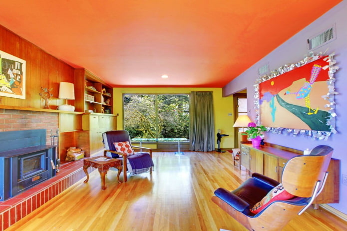 oranžový strop v interiéri obývacej izby