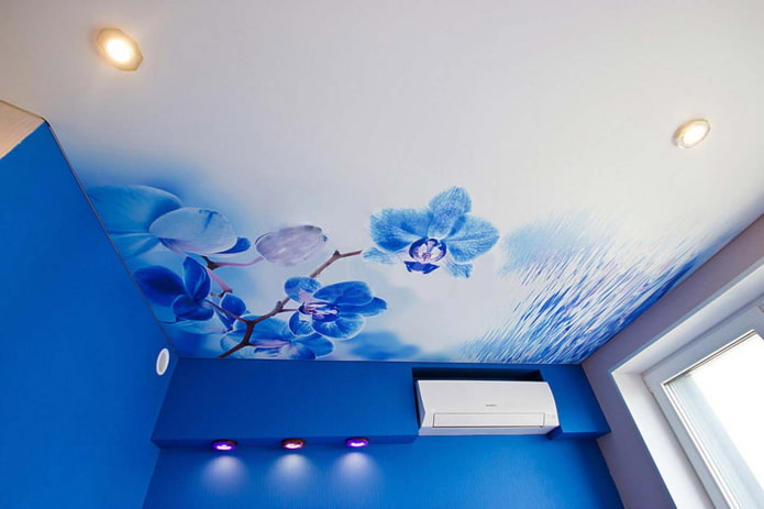 plafond met fotoprint in de vorm van een orchidee