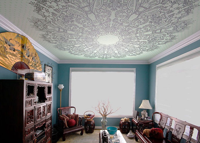 strop zdobený vzormi