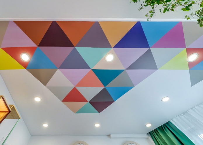 strop s geometrickými vzory