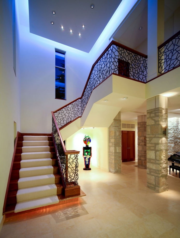 designul tavanului deasupra scărilor