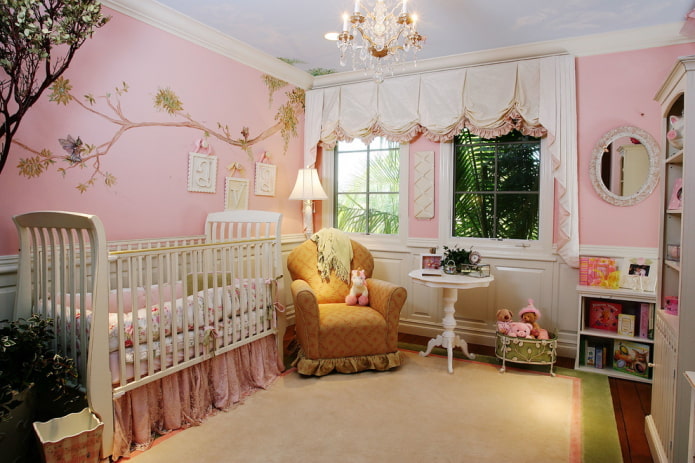 rozā sienas bērna istabā