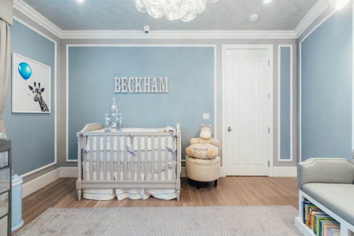 جدران زرقاء في غرفة الطفل