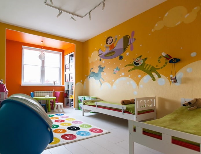 קירות כתומים בפנים חדר הילדים