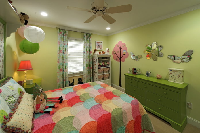 קירות ירוקים בהירים בפנים חדר הילדים