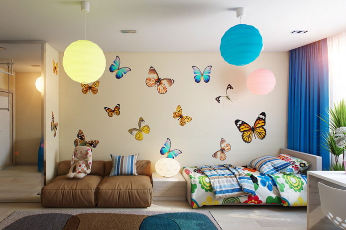 samolepky na zeď v podobě motýlů v dětském pokoji