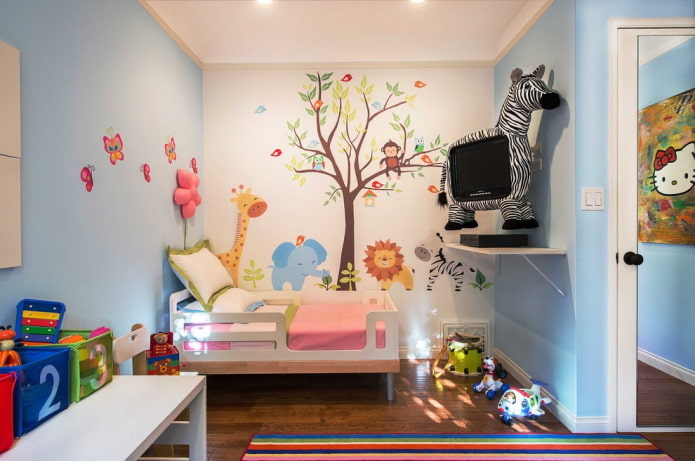 küçük bir çocuk odasında duvar tasarımı