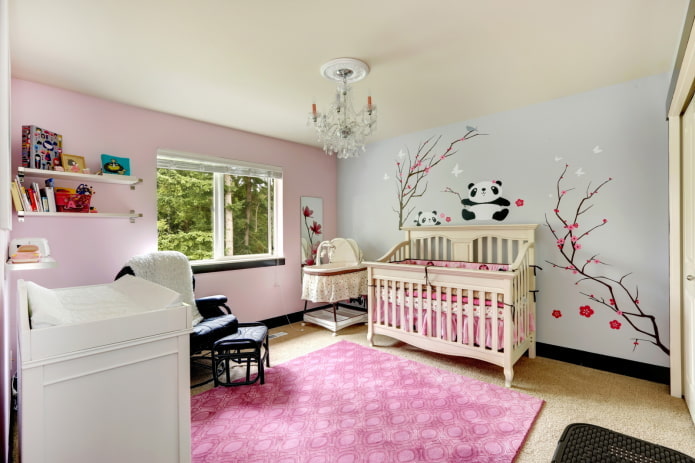 decor boven het bed in het interieur van de kinderkamer