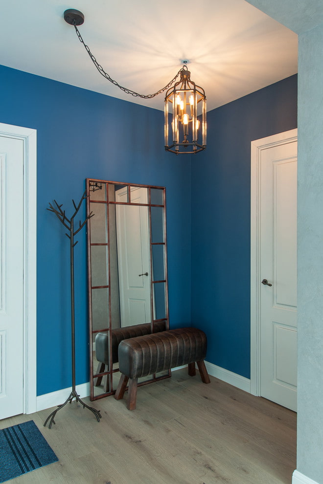 διακόσμηση τοίχου με μπλε χρώμα στο διάδρομο
