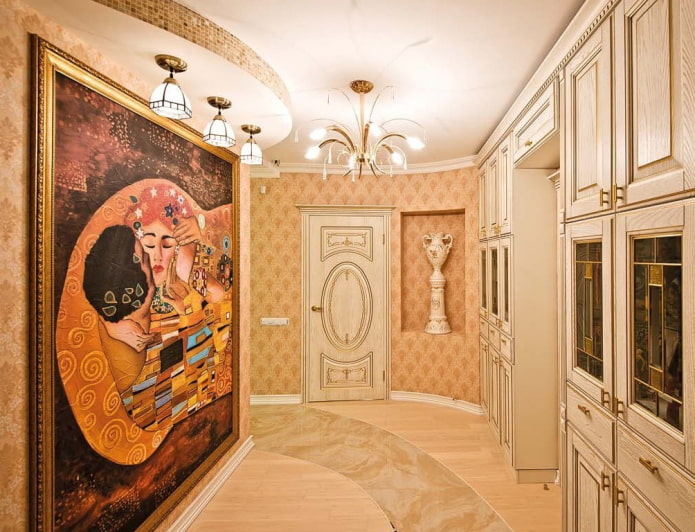 картината на стената във вътрешността на коридора
