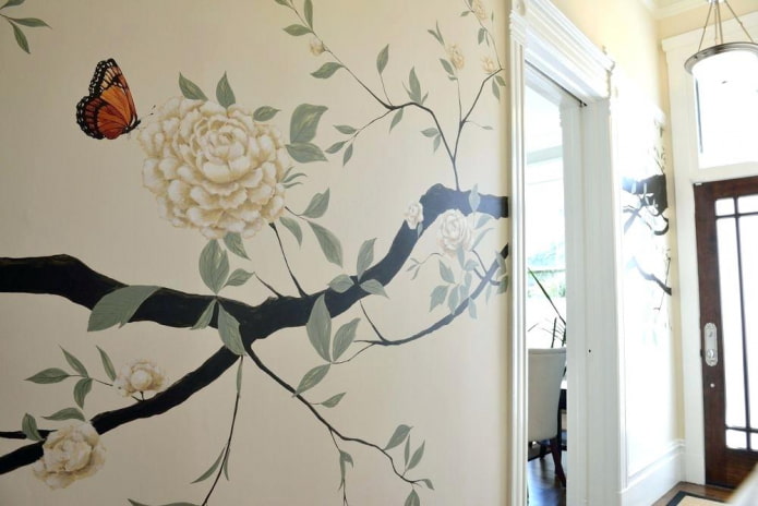 ציורי פרחים על הקירות במסדרון