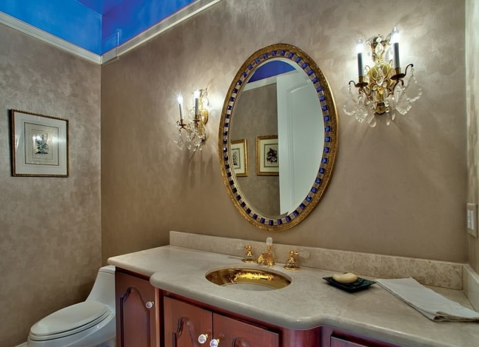 Plâtre décoratif vénitien dans la salle de bain