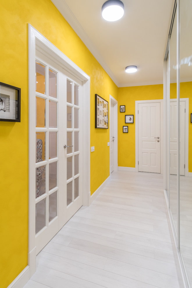 žltá omietka v interiéri chodby