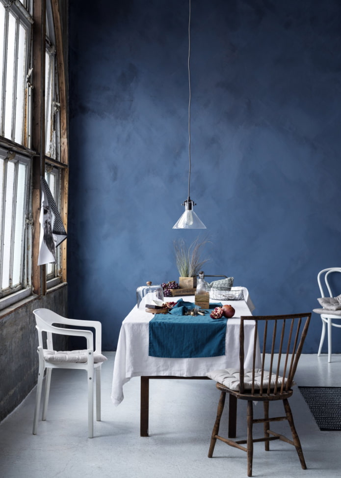 modrá omietka v interiéri jedálne