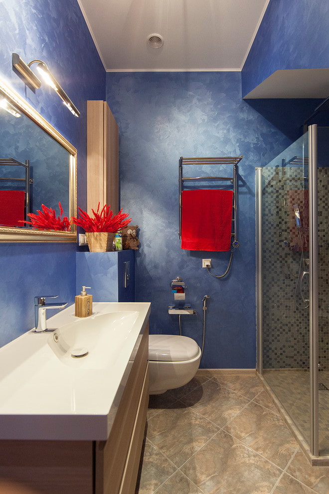 modrá omietka v interiéri kúpeľne