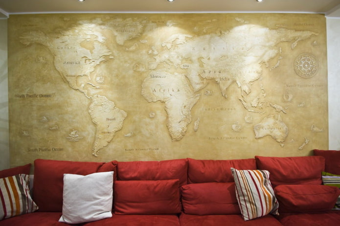 štukovaná mapa světa v interiéru