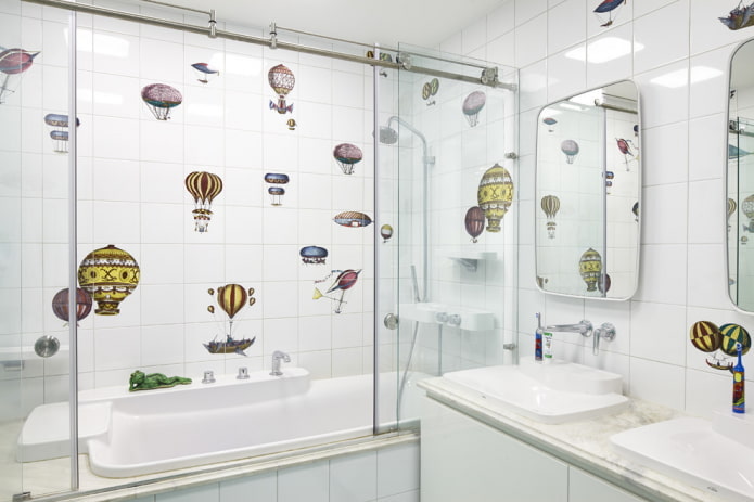 dekoratīvās sienas uzlīmes vannas istabas interjerā