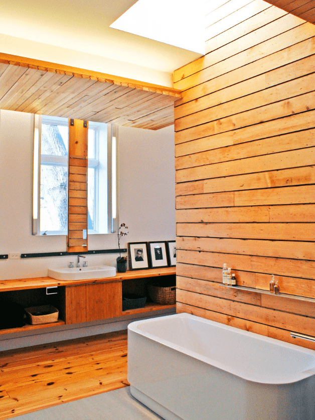 vuori seinällä kylpyhuoneen sisustuksessa