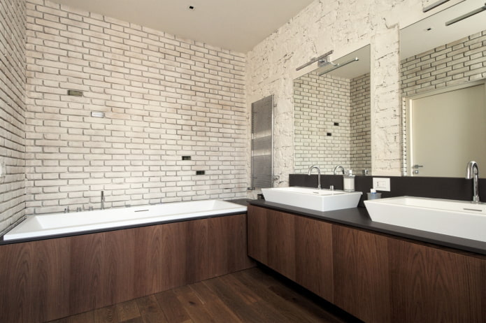 murstensvægge i det indre af badeværelset