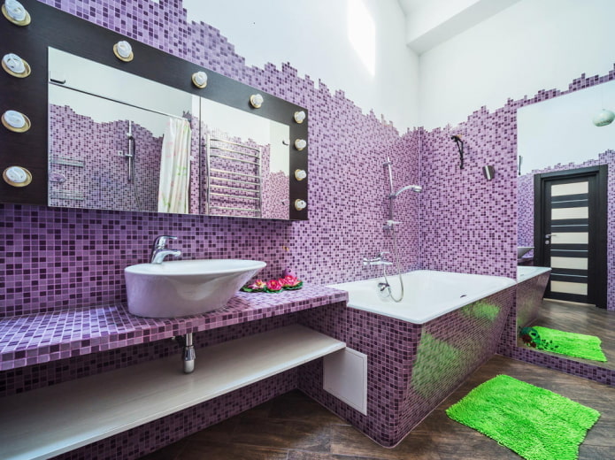 dinding ungu di bahagian dalam bilik mandi
