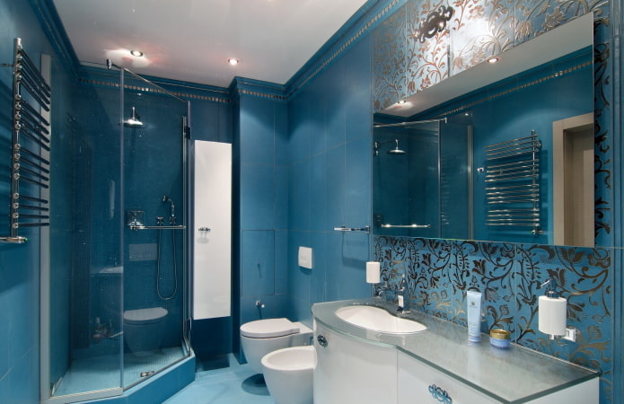 קירות כחולים בפנים חדר האמבטיה