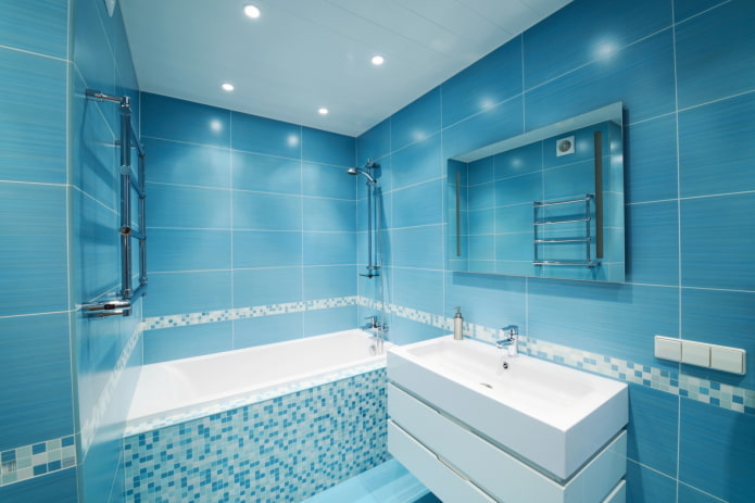 dinding biru di bahagian dalam bilik mandi