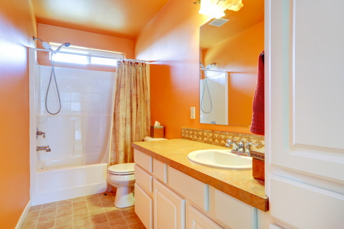 oranje muren in het interieur van de badkamer