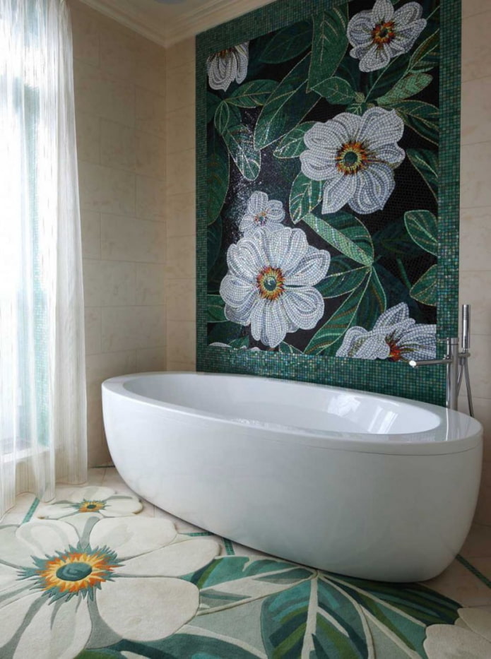 мозайка на стената в интериора на банята