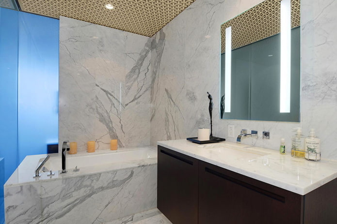 marmora sienas vannas istabas interjerā