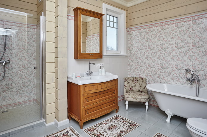 vægdesign i det indre af badeværelset i Provence-stil