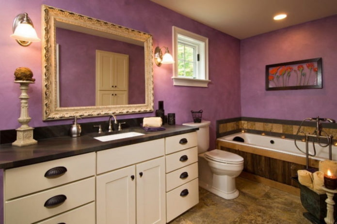 лилави стени в интериора на банята