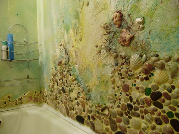 stena s mušľami v interiéri kúpeľne