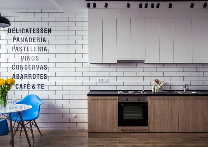 chữ khắc trên tường trong nhà bếp