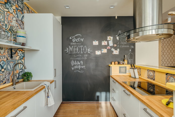 deska łupkowa na ścianie we wnętrzu kuchni