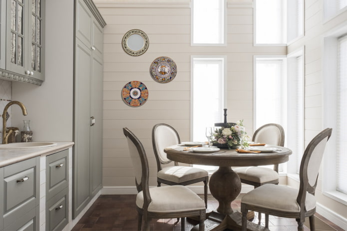 klasikinio stiliaus virtuvės sienų dekoras