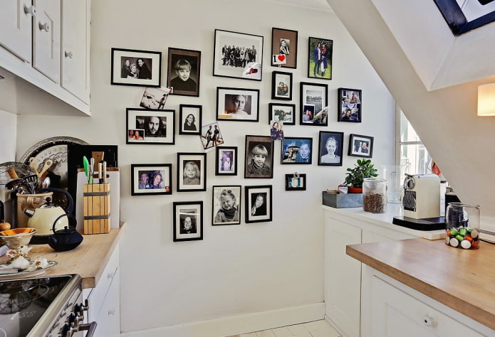 valokuvia seinällä keittiön sisätiloissa