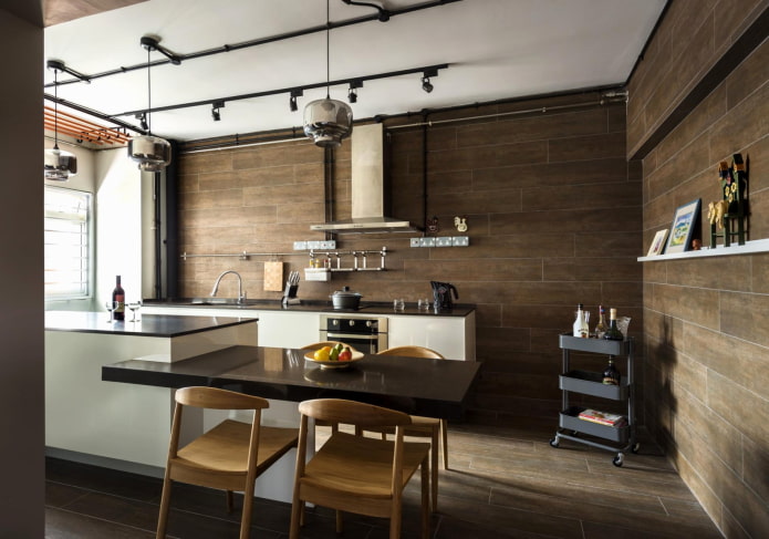 bruine muren in het interieur van de keuken